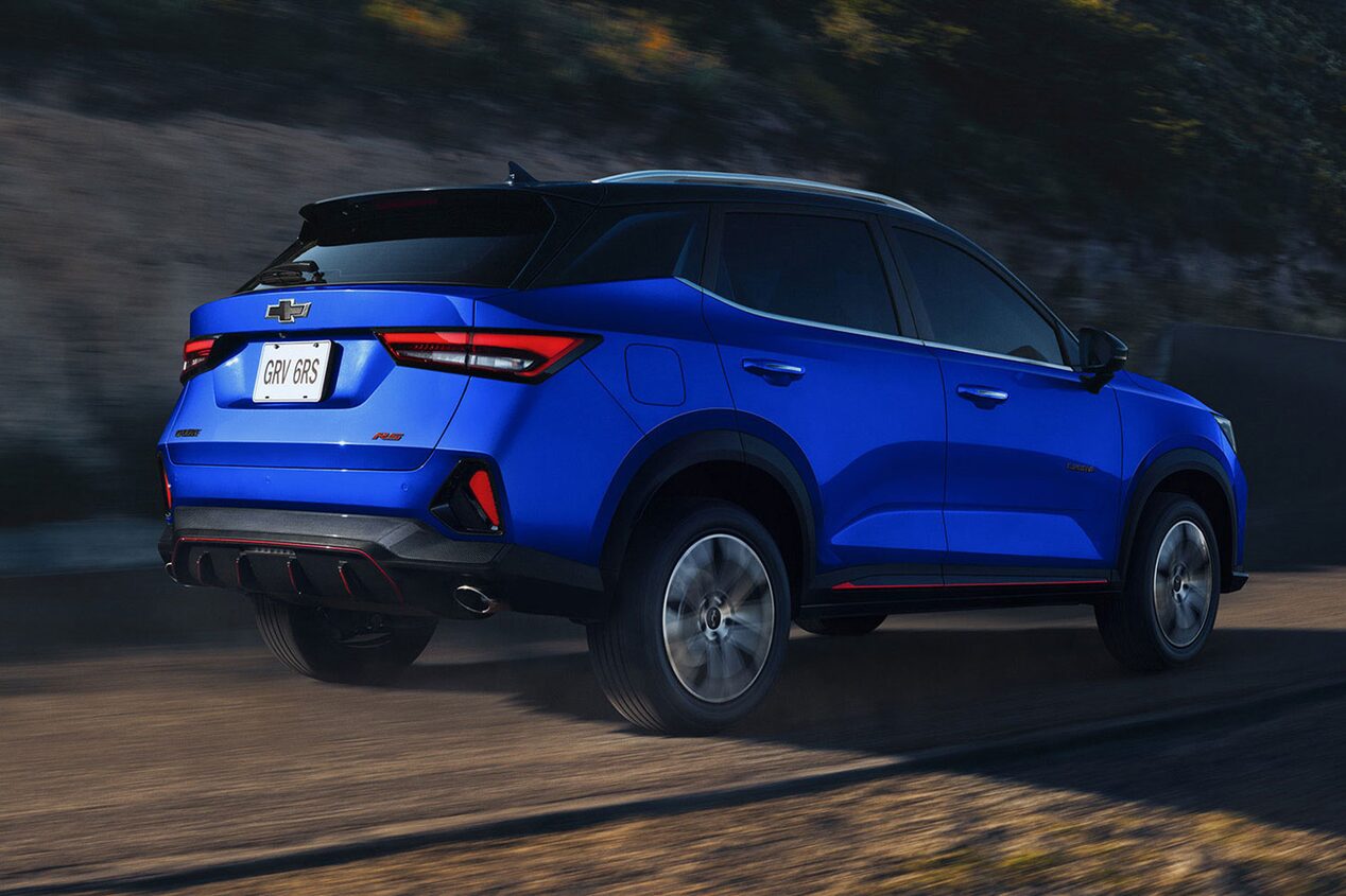 Chevrolet Groove circulando por carretera de tierra sobre un monte, vista desde atrás.