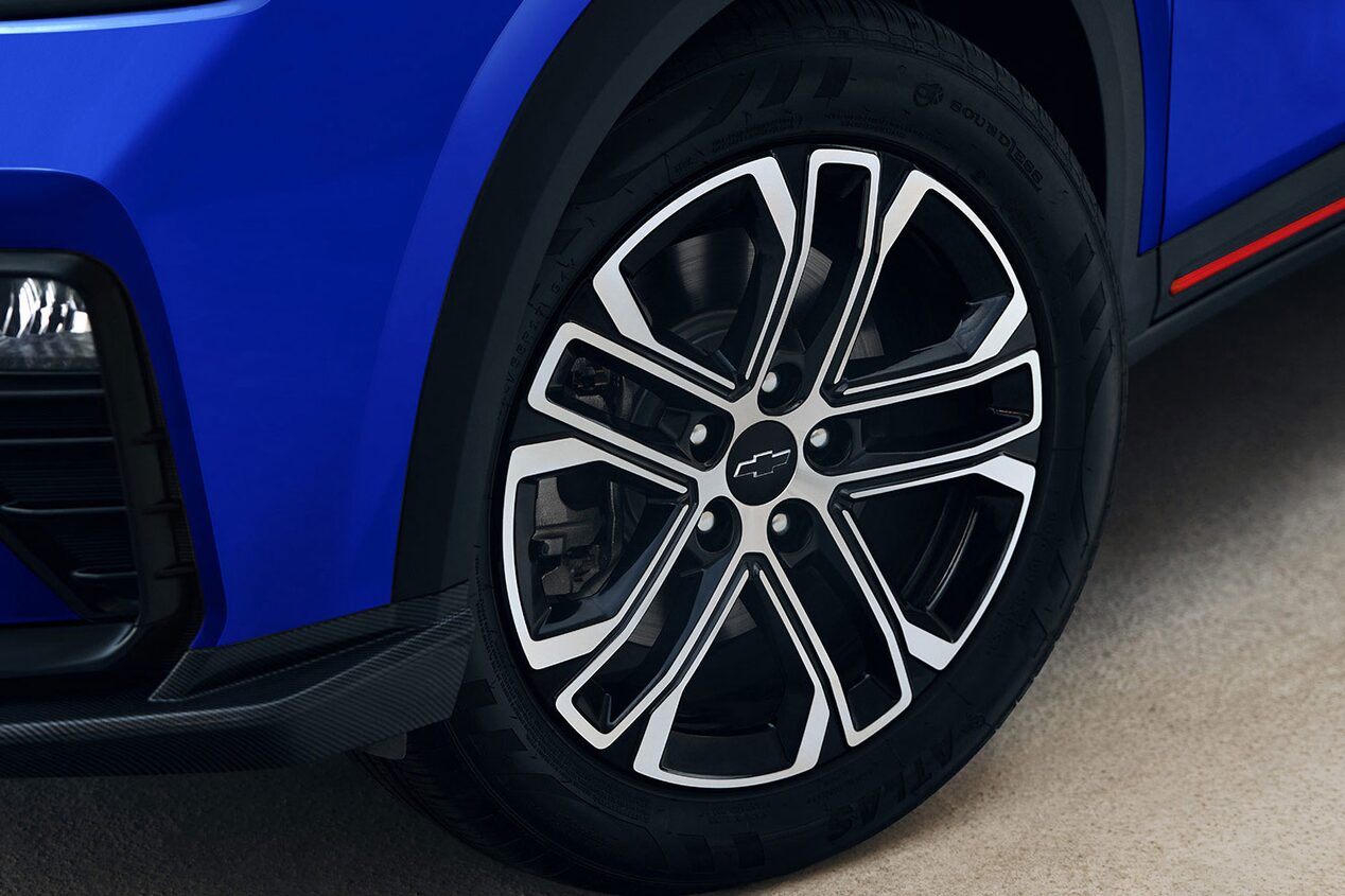 Primer plano de un rin de la Chevrolet Groove RS, con diseño deportivo de cinco radios dobles y acabado en negro brillante con detalles plateados.