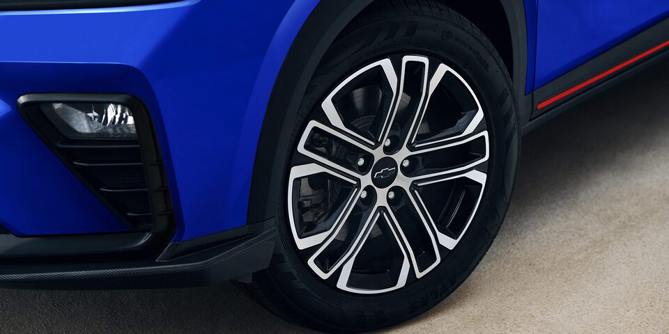 Primer plano de un rin de la Chevrolet Groove RS, con diseño deportivo de cinco radios dobles y acabado en negro brillante con detalles plateados.