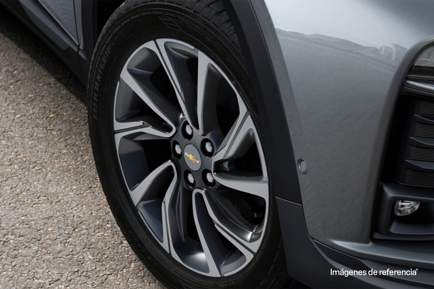 Plano cercano de las ruedas de aluminio de 17 pulgadas de la Chevrolet Tracker.