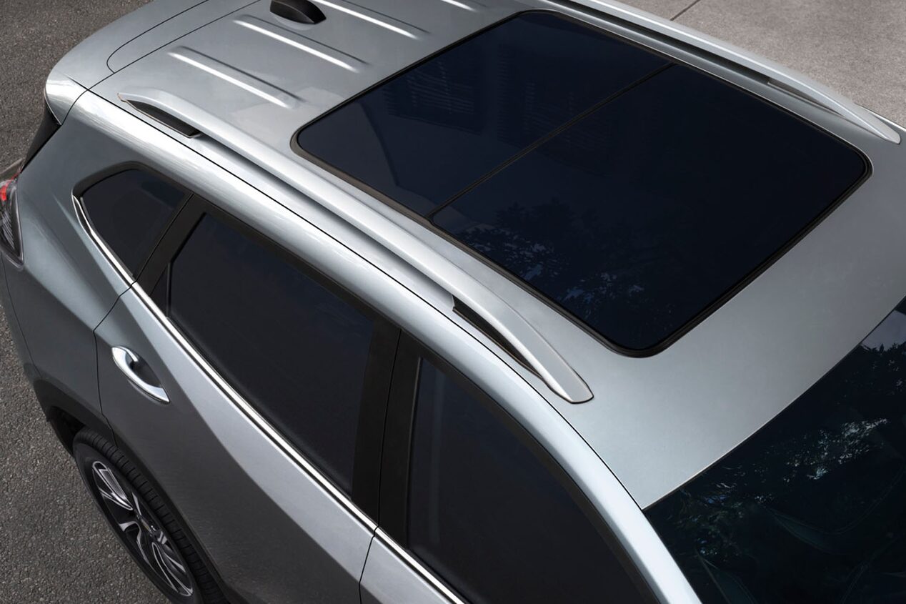 Vista superior de la Chevrolet Tracker mostrando el sunroof.