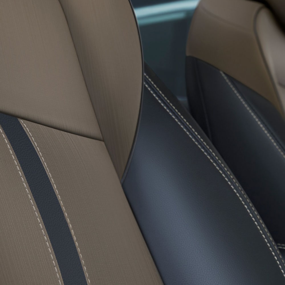 Vista superior de la Tracker enfocando en su capó y el emblema Chevrolet.