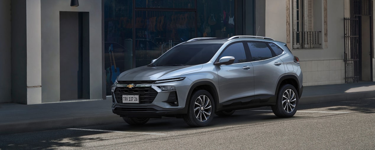 Chevrolet Tracker estacionada en una zona urbana.