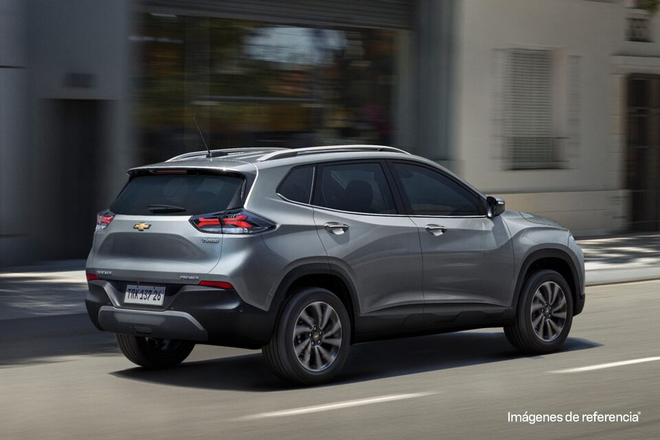 Chevrolet Tracker color Gris en movimiento por zona urbana.