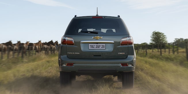 Chevrolet Trailblazer 2025 High Country - vista en marcha en camino rural
