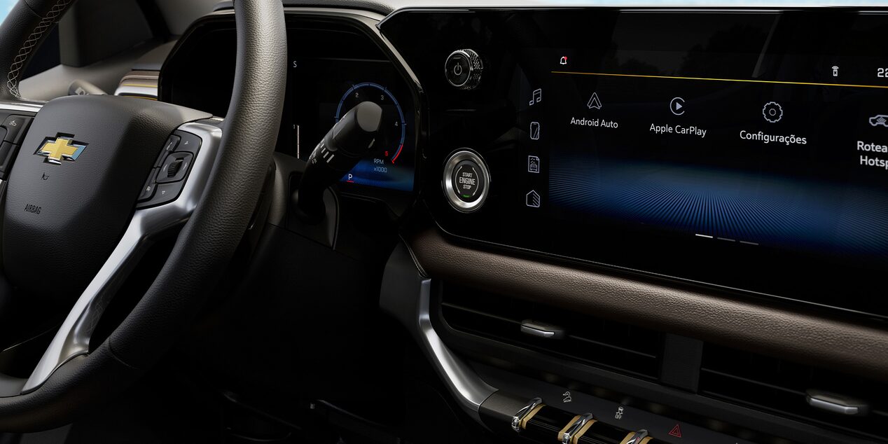 Vista cercana de la central multimedia MyLink y el volante de la Chevrolet Trailblazer.