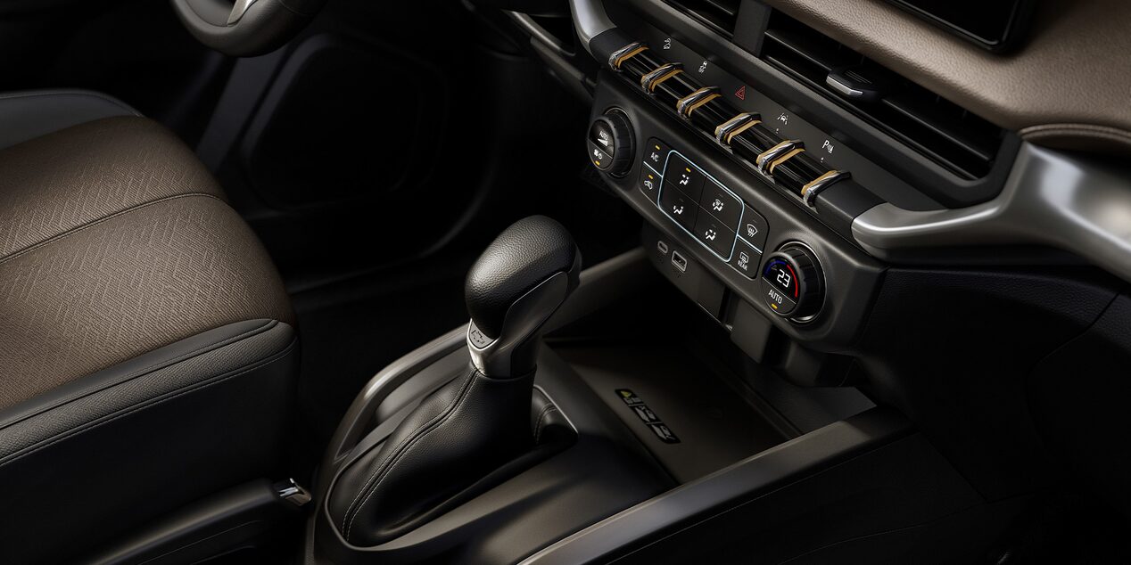 Vista cercana haciendo foco en la palanca de cambios y el control del climatizador de la Chevrolet Trailblazer.