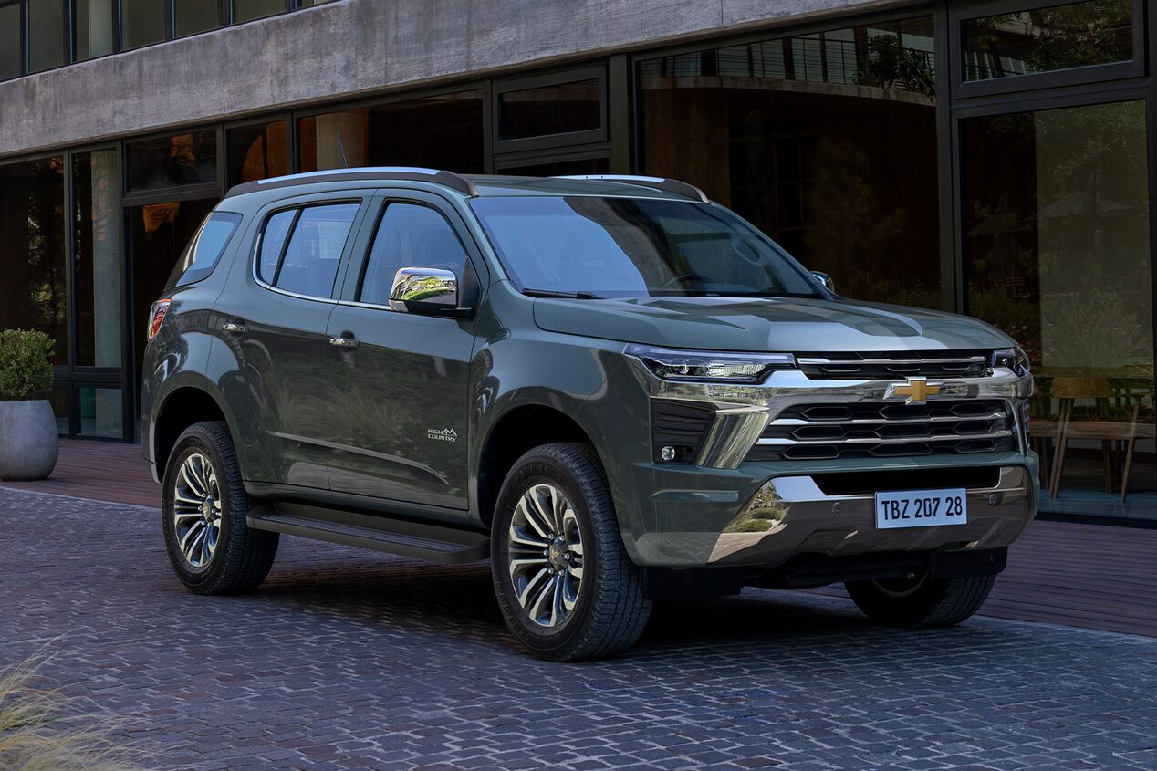Chevrolet Trailblazer estacionada en zona urbana.