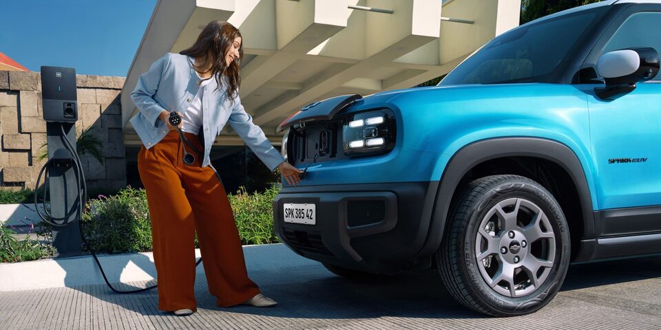 Apertura frontal del Chevrolet Spark EUV que da acceso al conector de carga.