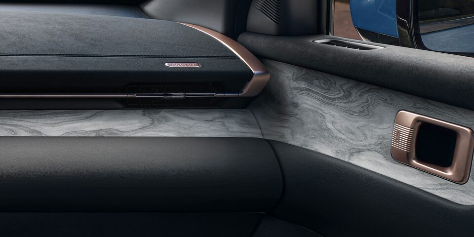 Vista en detalle de del panel interior de la Chevrolet Captiva PHEV con acabado simil madera y manija metálica.