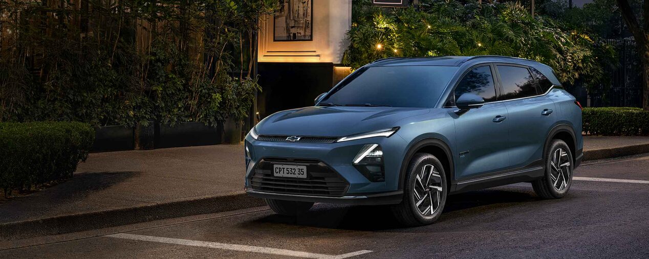 Chevrolet Captiva PHEV estacionada en frente de un edificio.