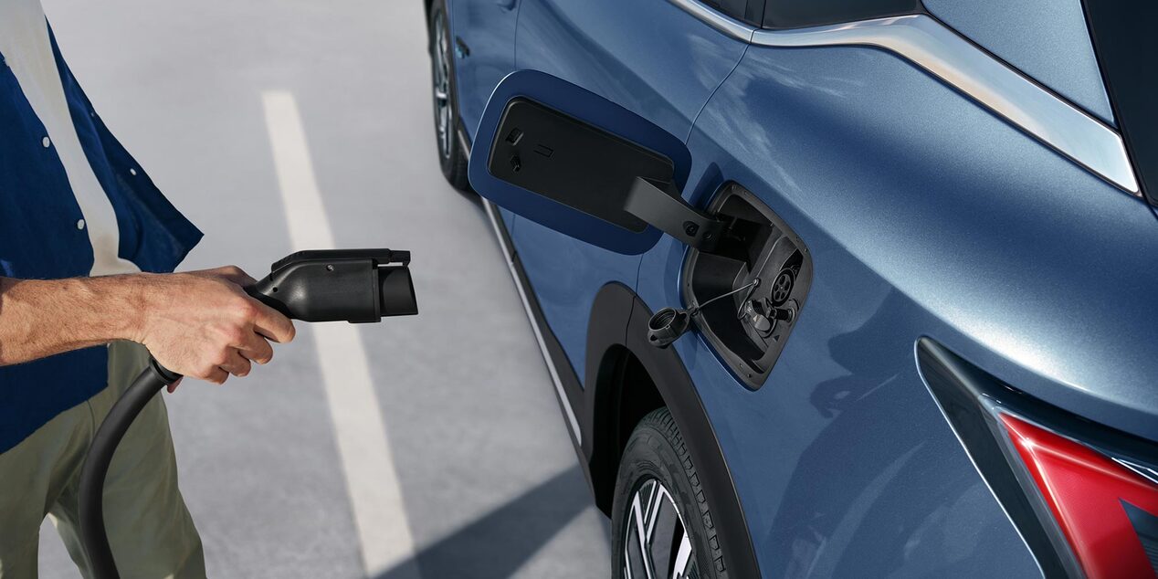 Hombre recargando la Chevrolet Captiva PHEV en una estación de carga.