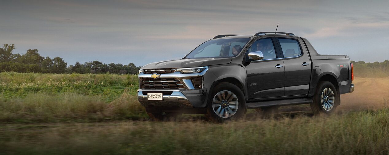 Chevrolet Colorado circulando por un camino de tierra.