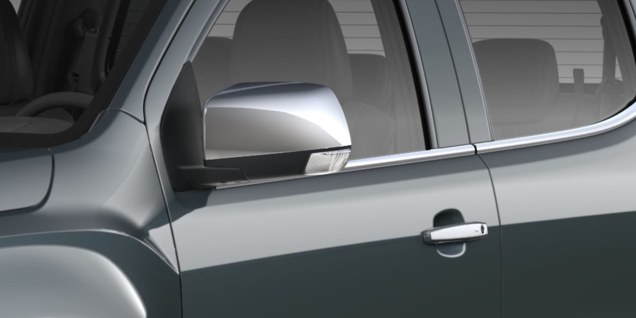 Vista cercana enfocando en los espejos laterales de la Chevrolet Colorado.