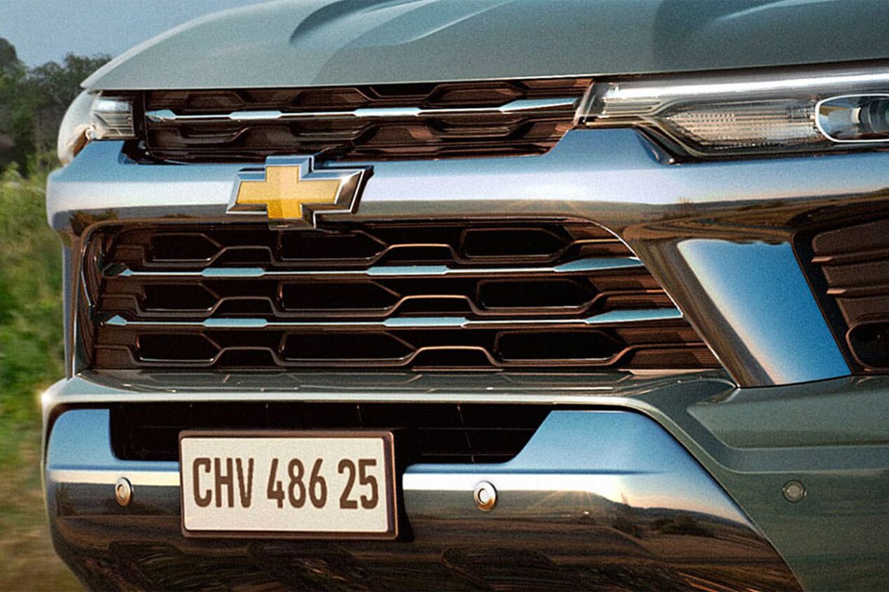 Vista cercana enfocando en la nueva parrilla frontal de la Chevrolet Colorado.