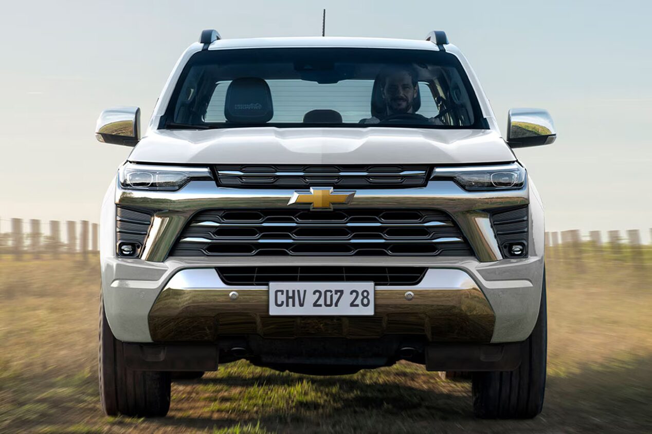 Vista frontal de la Chevrolet Colorado circulando por un camino de tierra.