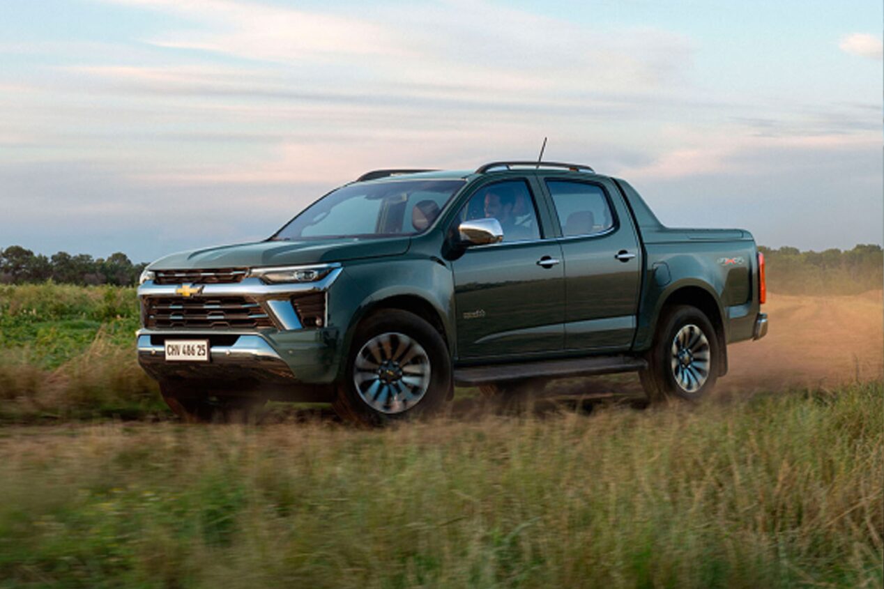 Vista lateral de la Chevrolet Colorado circulando por un camino de tierra.