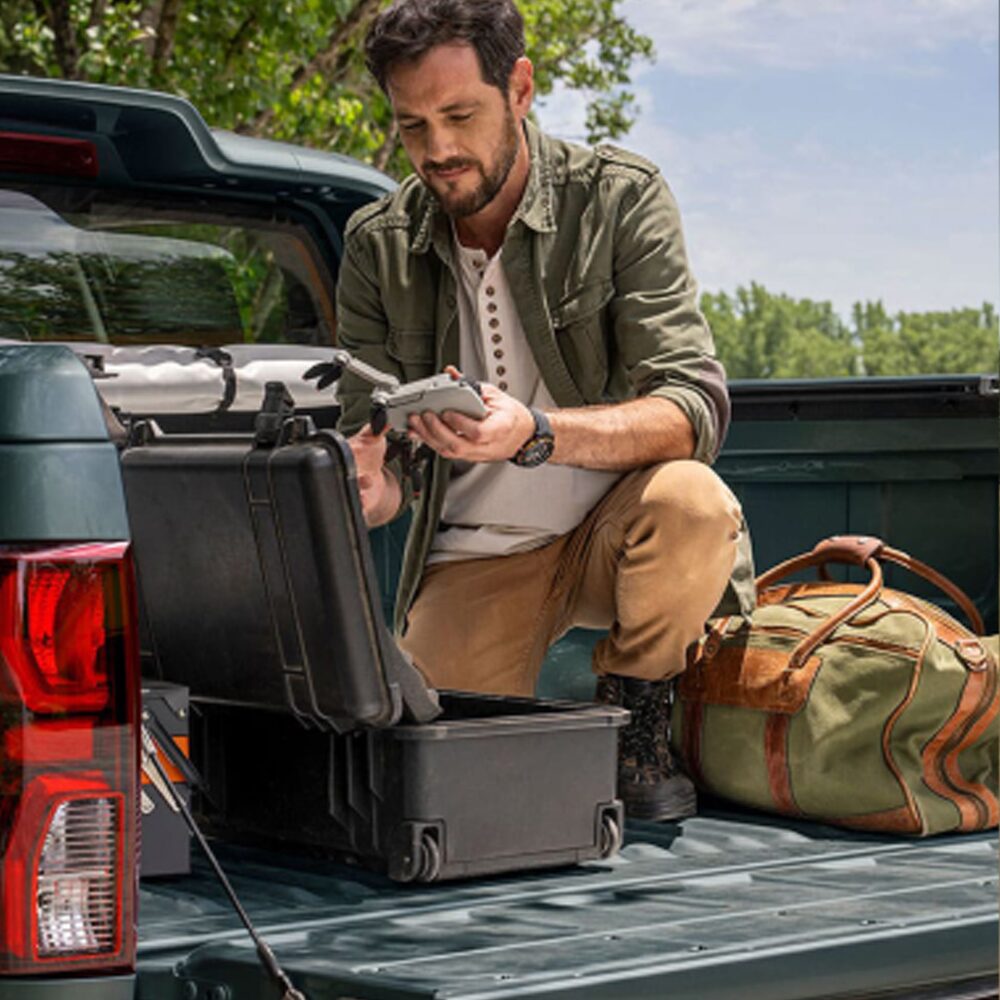 Hombre cargando herramientas en la caja de la Chevrolet Colorado.
