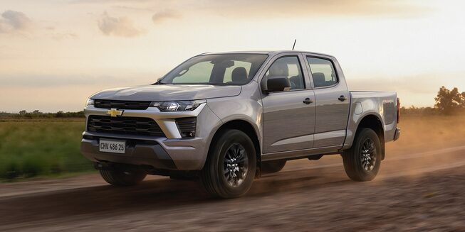 Chevrolet Colorado 4x4 avanzando por zona rural.