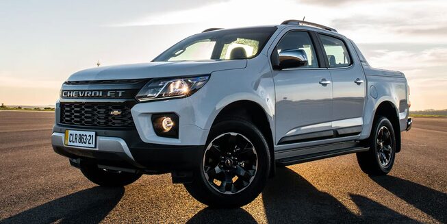Vista frontal de la Chevrolet Colorado estacionada en color Blanco.