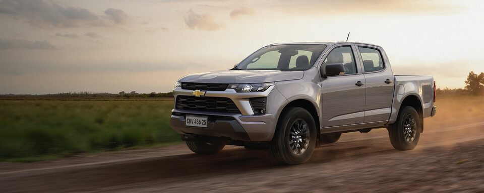 Chevrolet Colorado en camino de tierra.