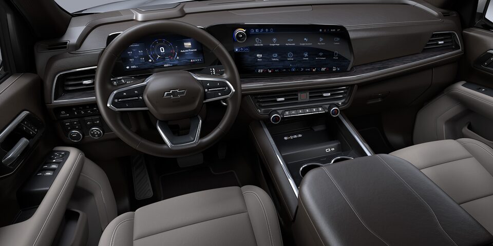 Interior Chevrolet Suburban con tecnología avanzada, lujo y máxima seguridad para el conductor