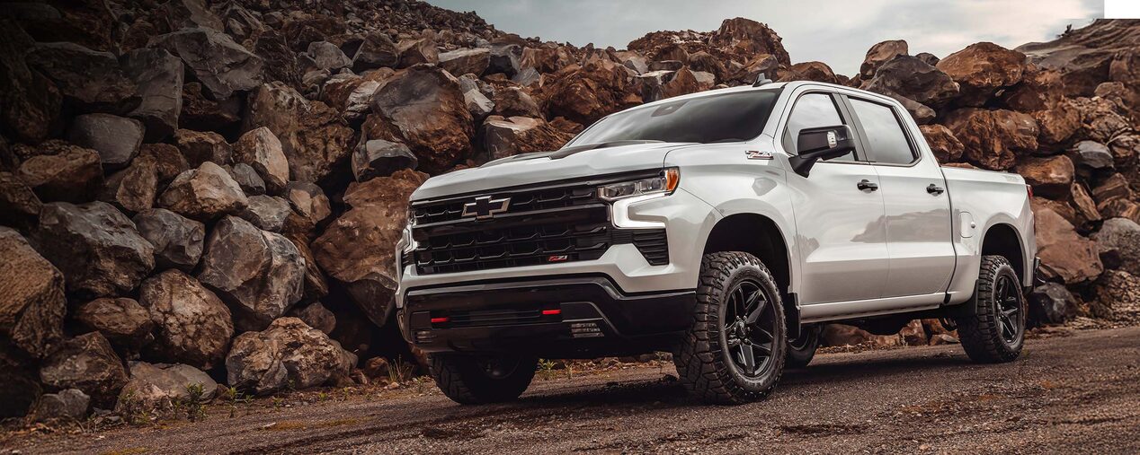 Chevrolet Silverado descendiendo por un camino rodeado de piedras.