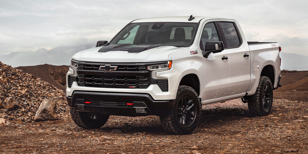 Chevrolet Silverado estacionada sobre un camino de ripio.