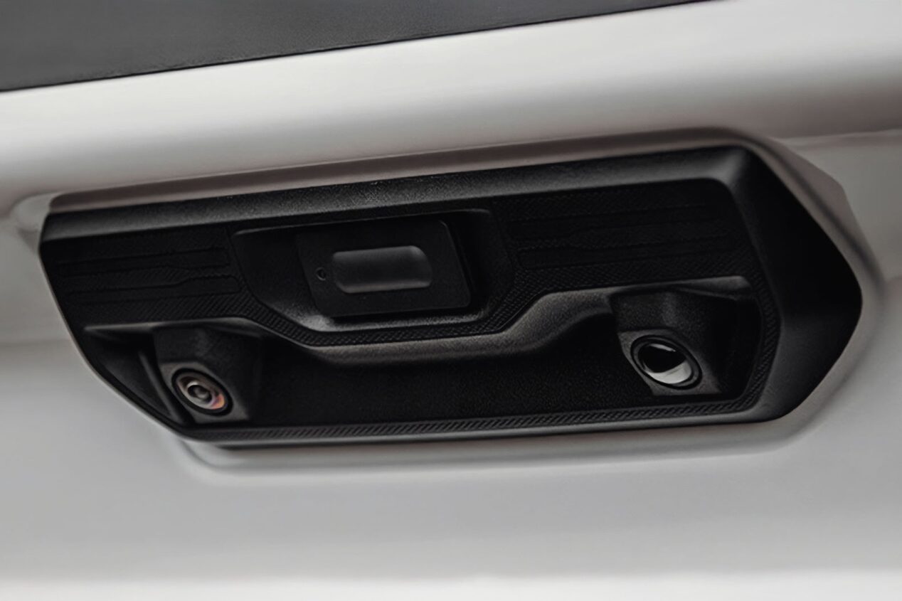 Vista en detalle de la pertura de balde eléctrica de la Chevrolet Silverado.