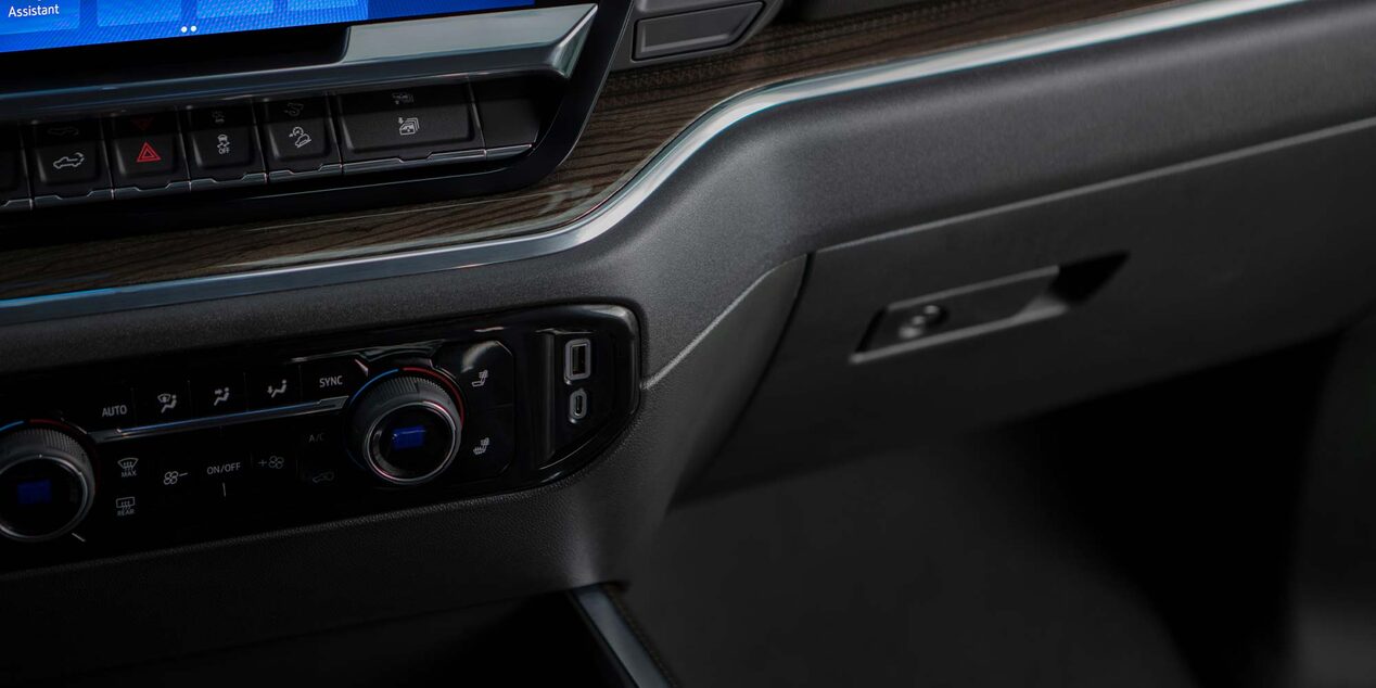 Primer plano a los detalles en simil madera de la Chevrolet Silverado.