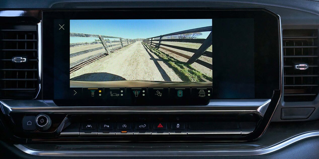 Primer plano a la pantalla táctil digital de la Chevrolet Silverado mientras se utiliza la cámara trasera.