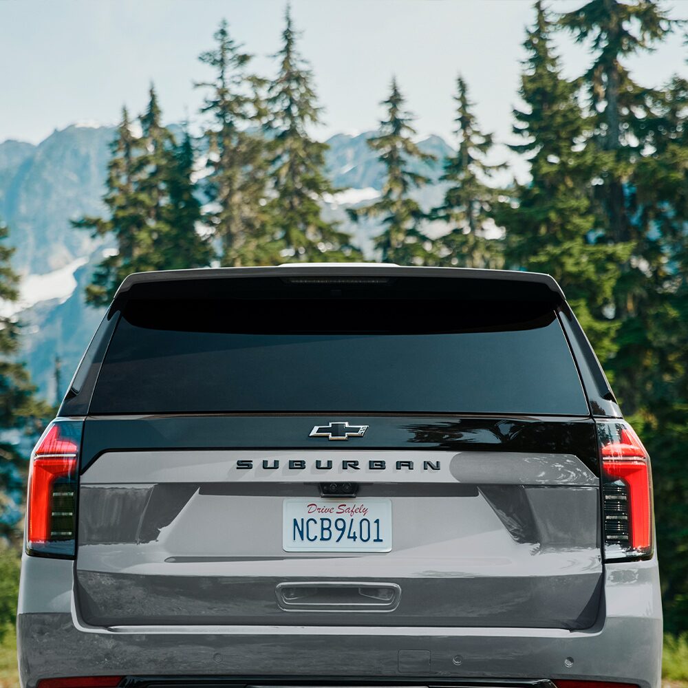 Vista trasera de una Chevrolet Suburban Z71, mostrando el spoiler trasero con la tercera luz de freno, emblema de Chevrolet y patente visible.