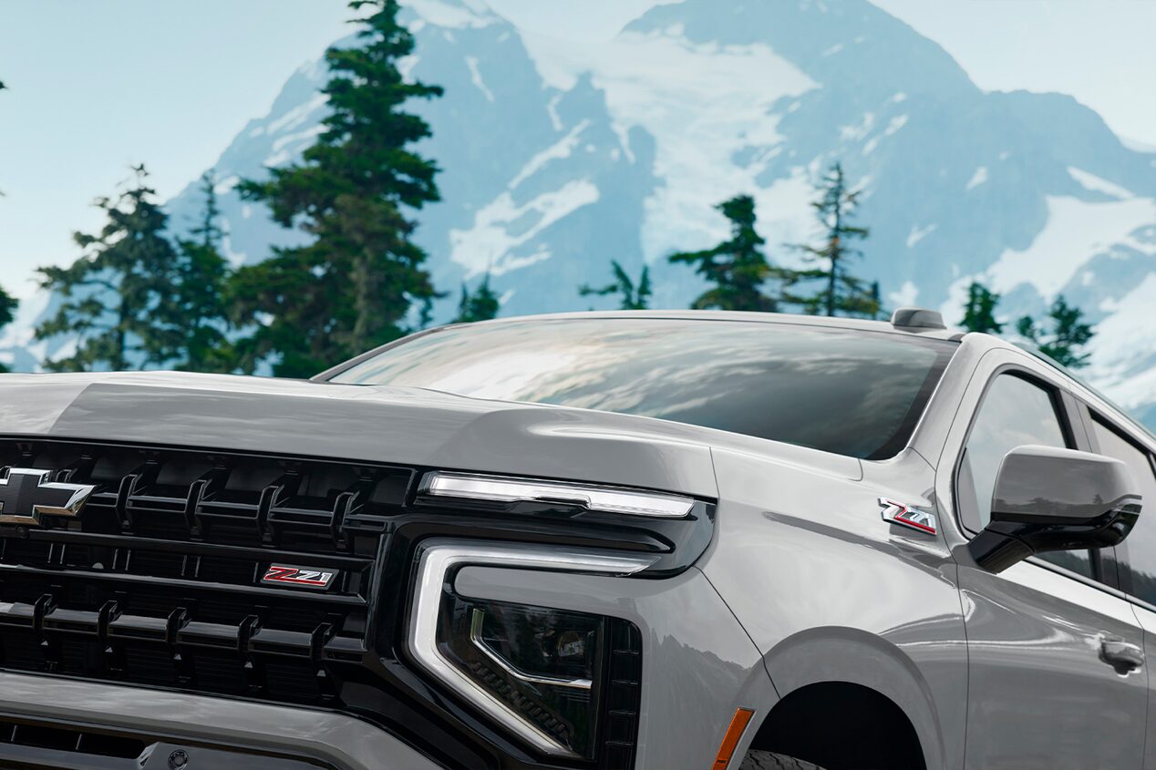 Vista cercana de los faros Led y la parrilla frontal de la Chevrolet Suburban.