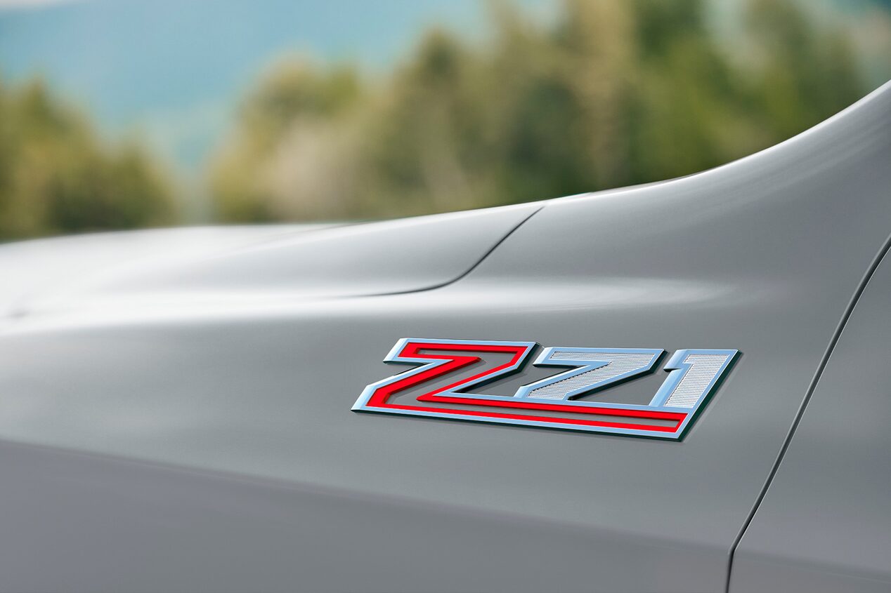 Vista en detalle del emblema Z71 de la Chevrolet Suburban.