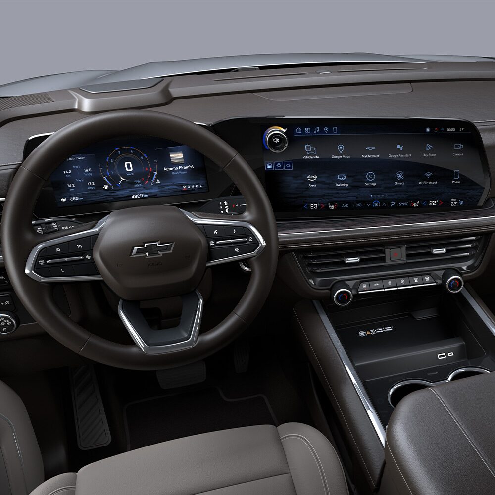 Vista interior de la Chevrolet Suburban Z71, mostrando su tablero: volante, pantalla central y controles.