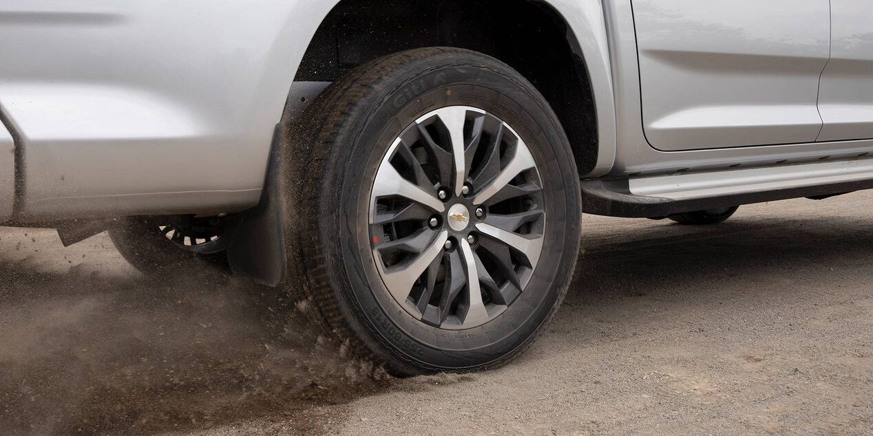 Vista en detalle de los aros de 18 pulgadas de la Chevrolet D-Max.