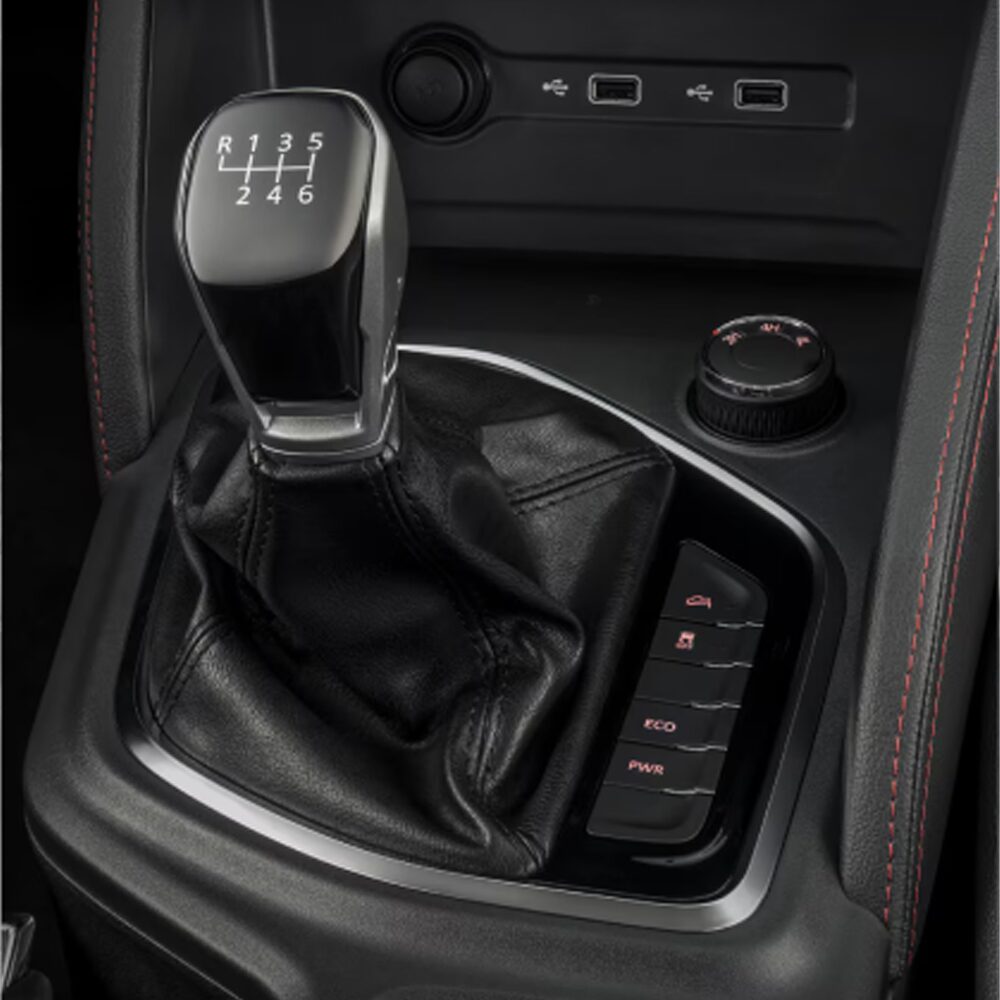 Vista en detalle de la palanca de cambios de la Chevrolet D-Max.