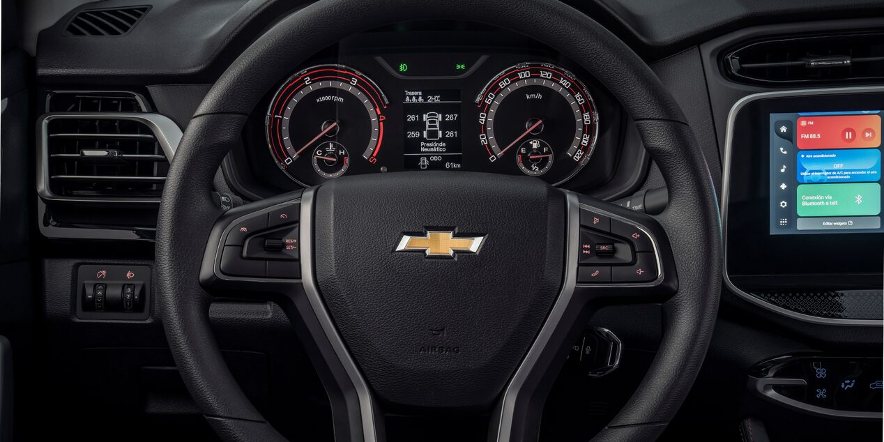 Vista en detalle del panel de instrumentos del volante de la Chevrolet D-Max.