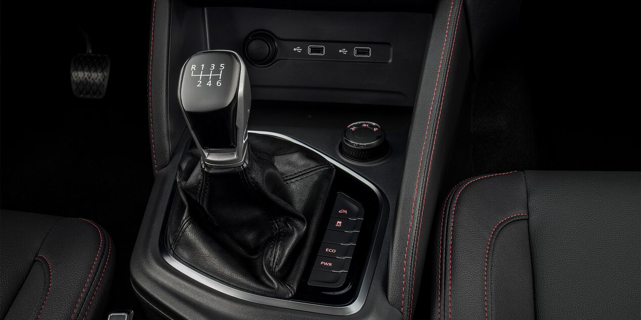 Vista en detalle de la palanca de cambio de la Chevrolet D-Max.