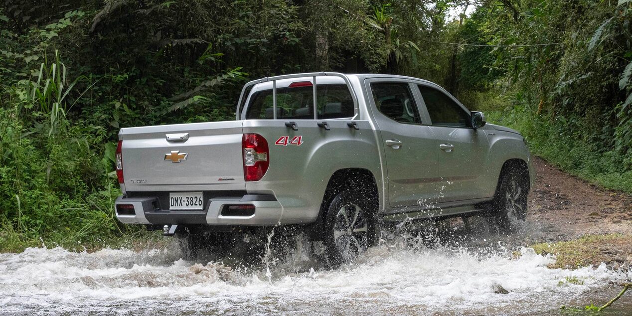 Vista trasera de la Chevrolet D-Max cruzando un rio.