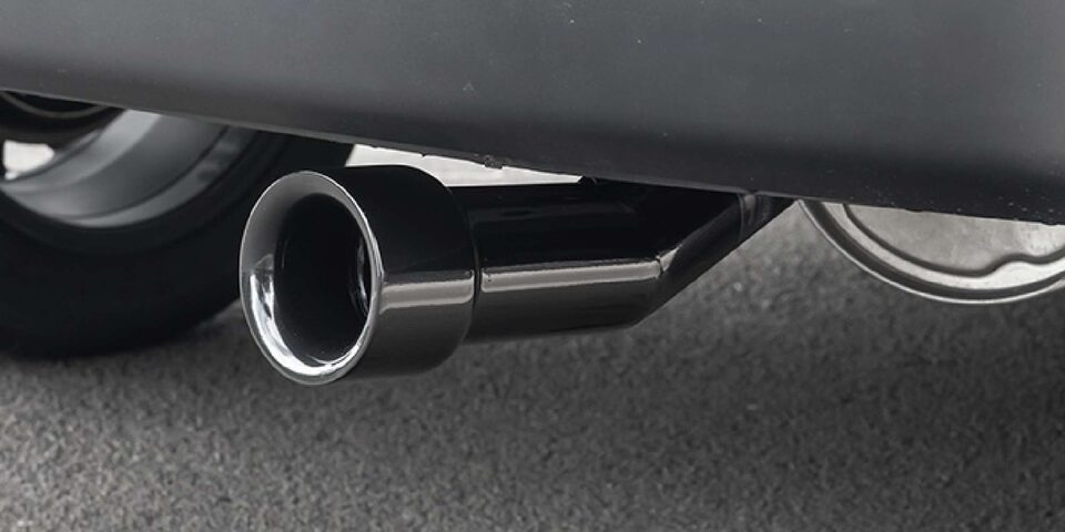Dale aspecto deportivo a tu camioneta Chevrolet Montana con la puntera de escape simple black piano