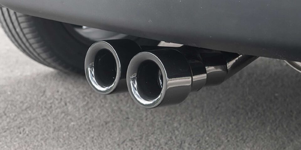 Dale aspecto deportivo a tu camioneta Chevrolet Montana con la puntera de escape doble black piano