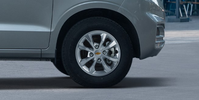 Chevrolet N400 Pasajeros vista de llantas