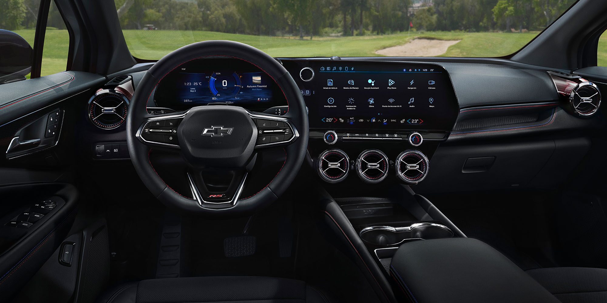 Imagen del interior de la Chevrolet Blazer EV, mostrando volante, pantalla digital central, guantera y más.