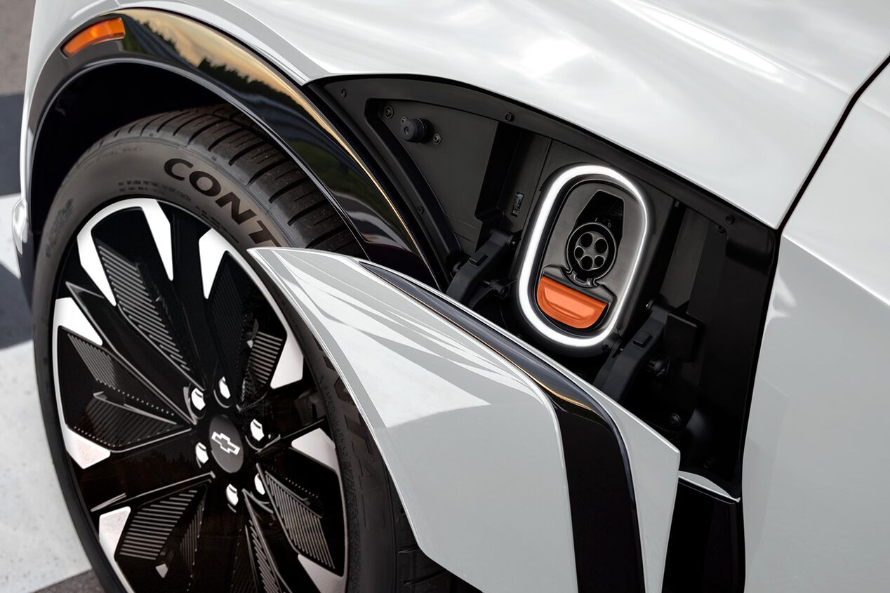 Imagen del compartimiento de carga abierto de la Chevrolet Blazer EV, mostrando el enchufe.