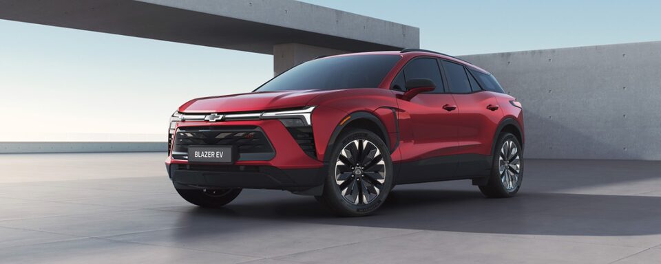 Chevrolet Blazer EV estacionada en un parking de cemento al aire libre.